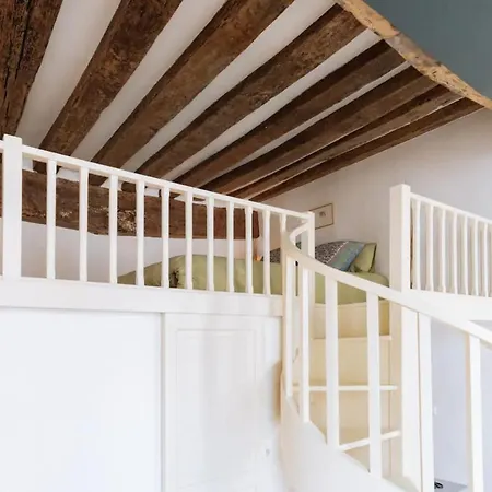 Centrally Located Duplex Notre Dame Apartment *