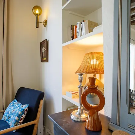 Centrally Located Duplex Notre Dame Lejlighed