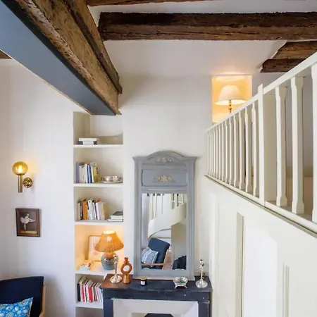 Centrally Located Duplex Notre Dame Lägenhet